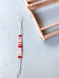 hoe weef je een armband - haal het weefproject van het weefraam en maak een vlecht