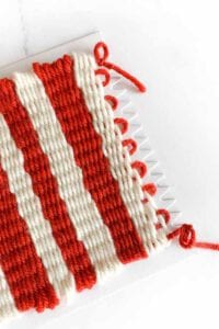 hoe je je weefproject van het weefraam haalt