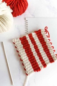 hoe je je weefproject van het weefraam haalt