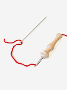 Hoe rijg je de ergonomische houten punch naald in