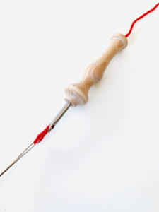 Hoe rijg je de ergonomische houten punch naald in