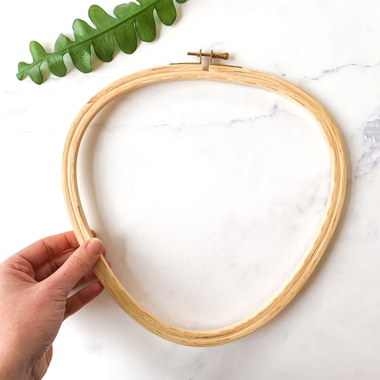 driehoekige houten borduurring 26,5 x 26 cm driehoek hartvorm