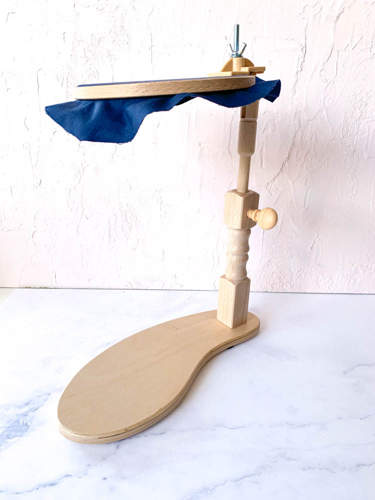 Flexibele borduurring standaard tafelmodel van hout