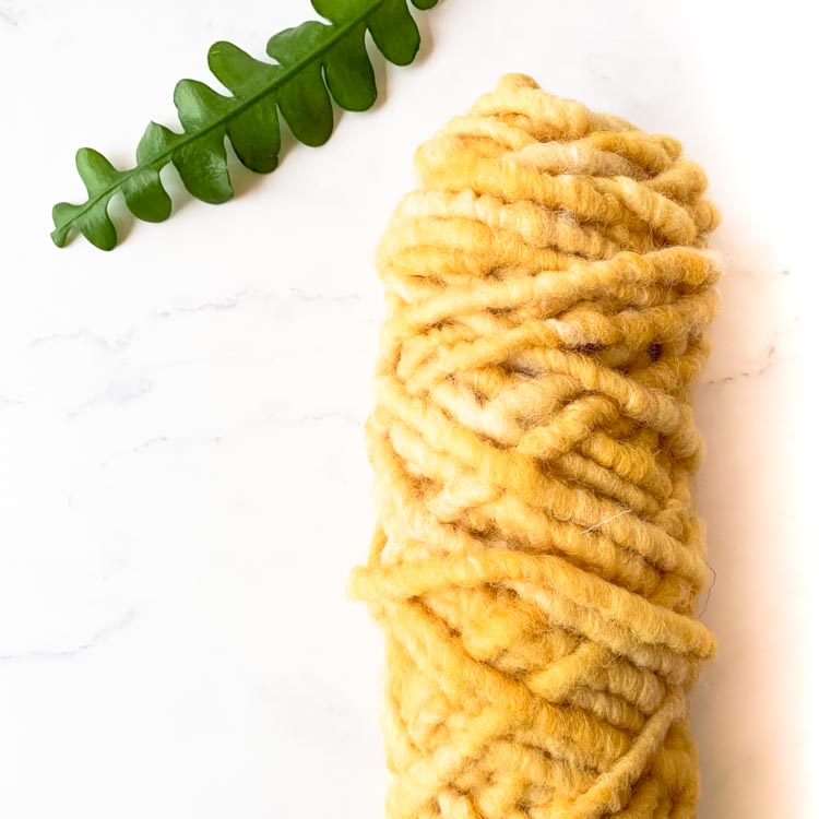 Bulky tapijtwol licht geel 104