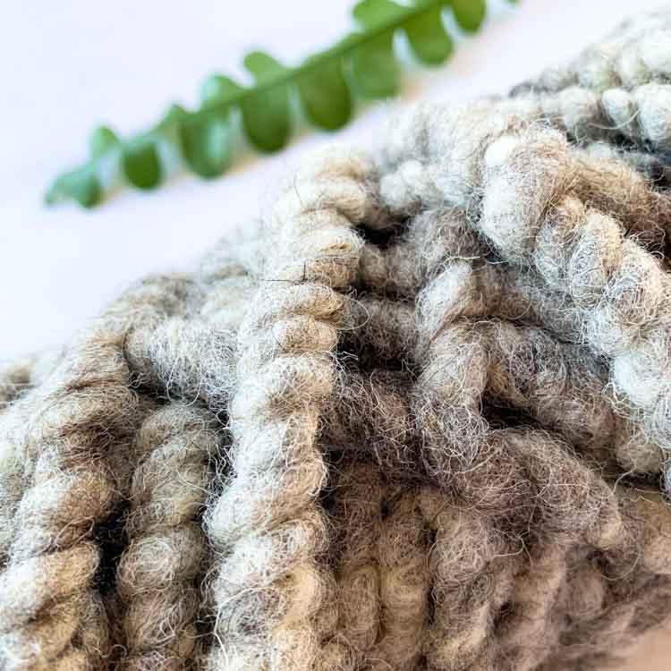 Studio Koekoek - ongeverfde tapijtwol grijsbruin 04