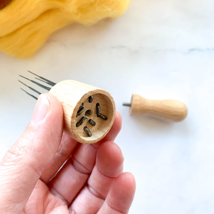 felting needle holder with 8 felting needles