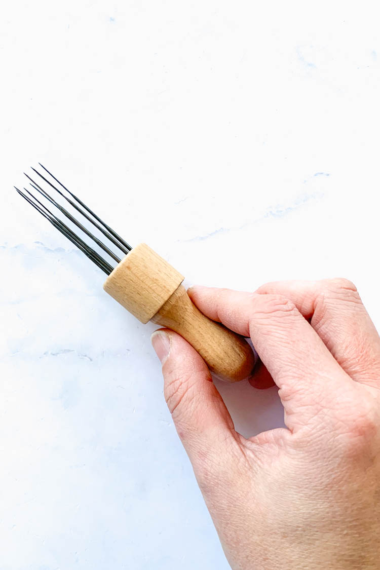 felting needle holder with 8 felting needles