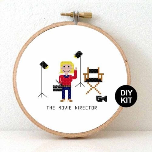 vrouw regisseur kruissteek borduurpakket