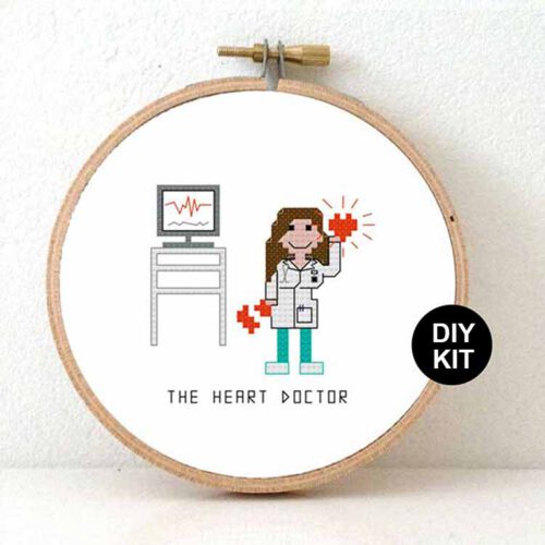 vrouwelijke cardioloog kruissteek pakket