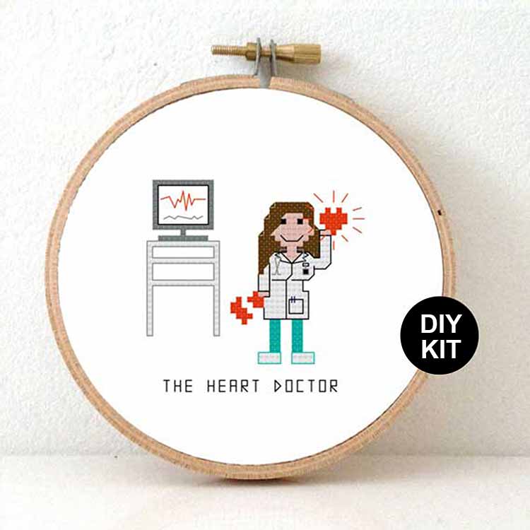 vrouwelijke cardioloog kruissteek pakket