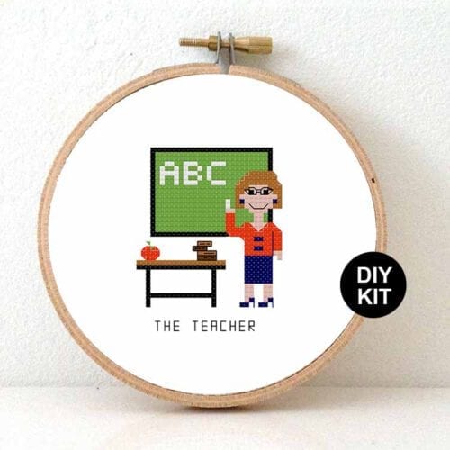 vrouwelijke leraar kruissteek pakket