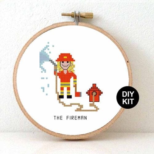 vrouw brandweervrouw cadeau-idee kruissteek borduurpakket