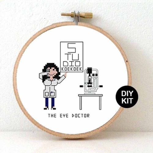 vrouw oogarts cadeautip kruissteek borduurpakket