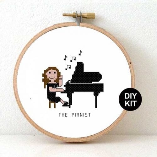 vrouwelijke pianist kruissteek pakket