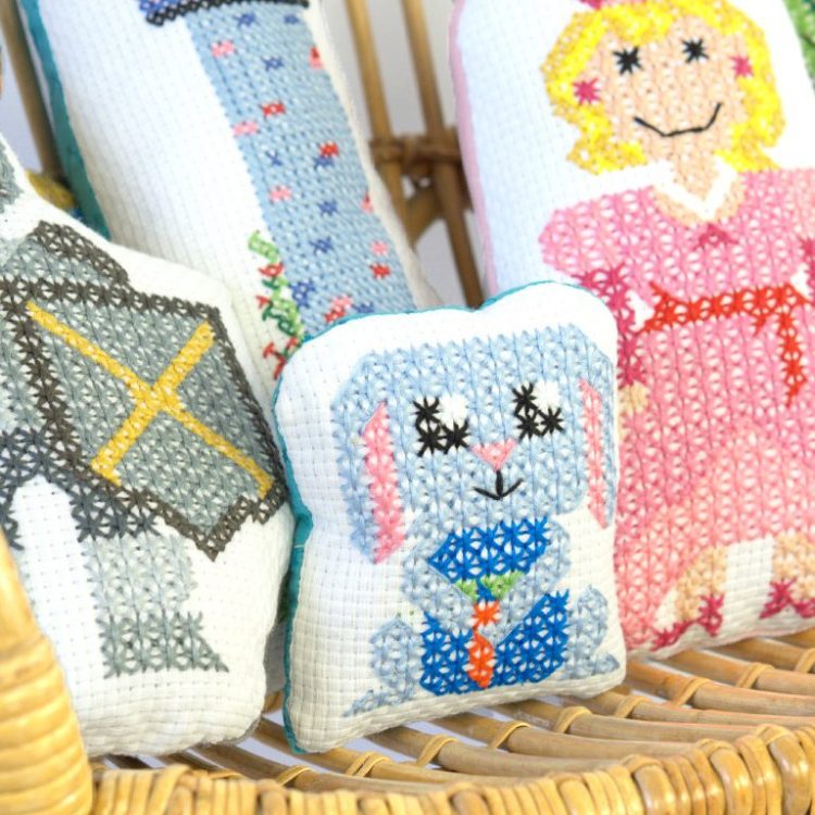 kruissteek geborduurde poppen