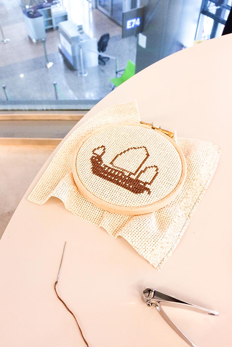 kruissteek borduren in het vliegtuig