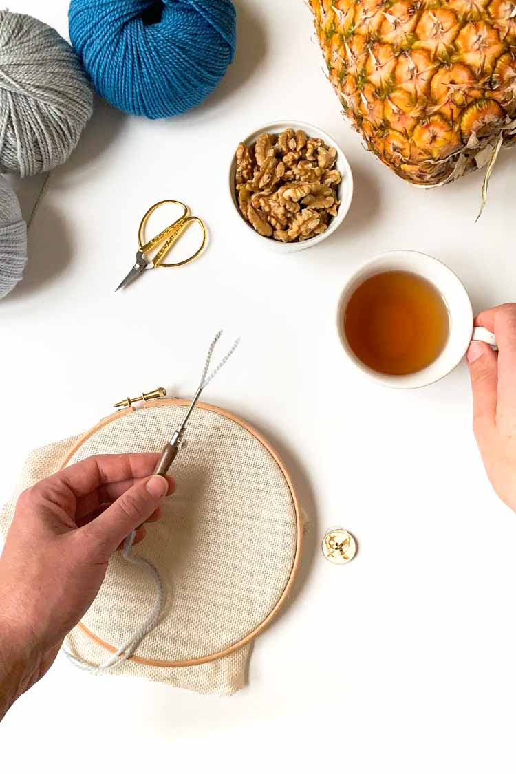 hoe je draad op de 3 maten punchnaald zet met twee kleuren draad 3 maten punchnaald hoe je de draad doorhaalt naald 6