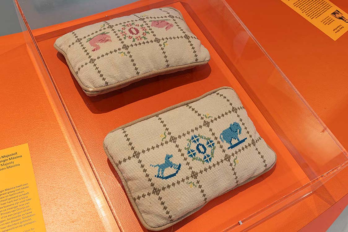Koninklijk borduurwerk van koningin Maxima foto Josefina Eikenaar