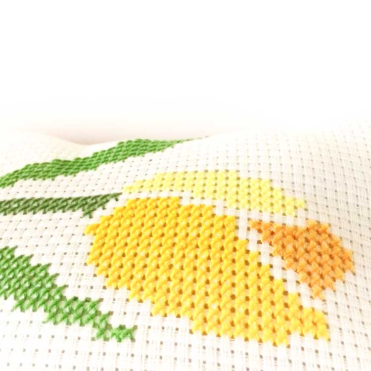 kruissteek tulpen kussenhoes detail