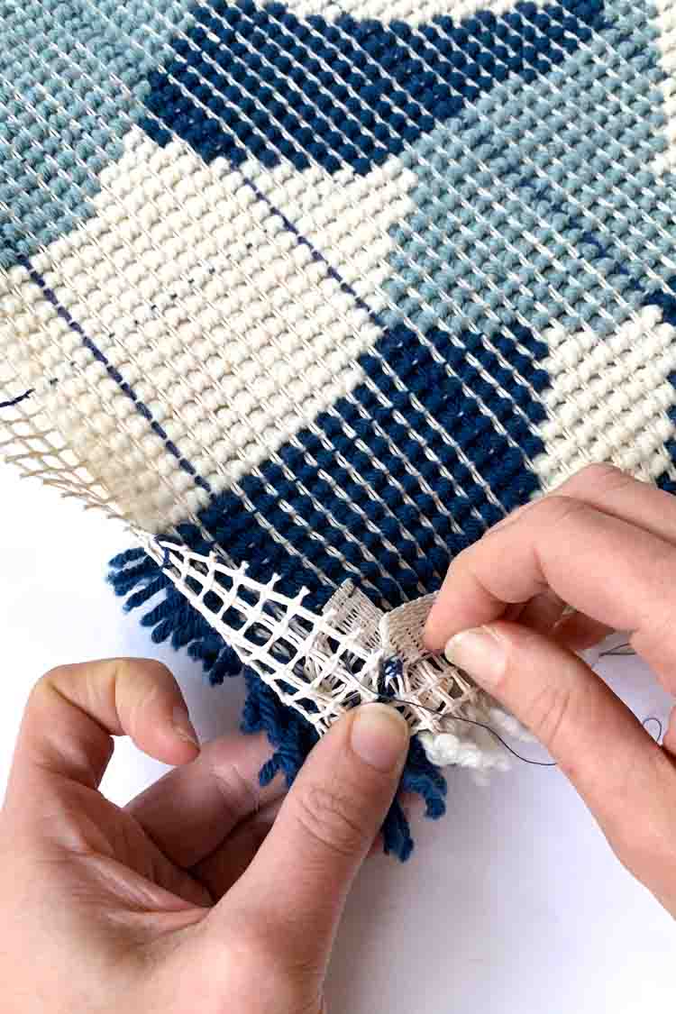 how to finish the edge of a latch hook project