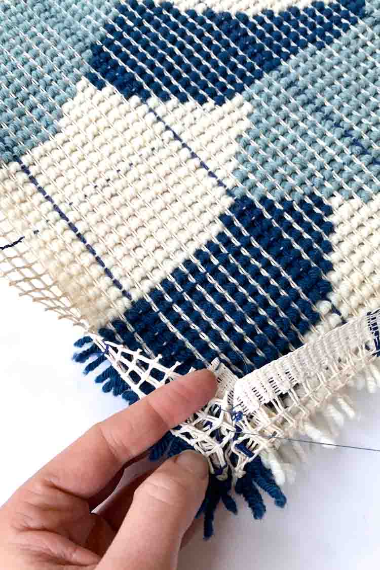 how to finish the edge of a latch hook project