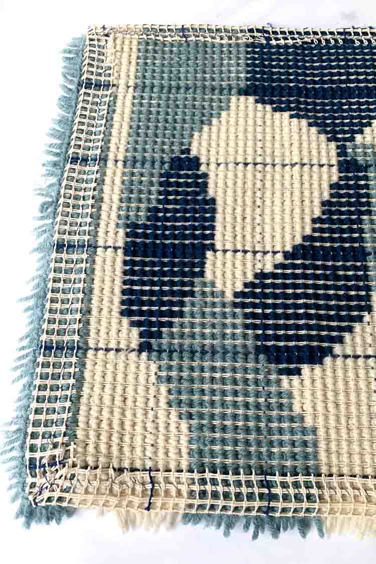 how to finish the edge of a latch hook project