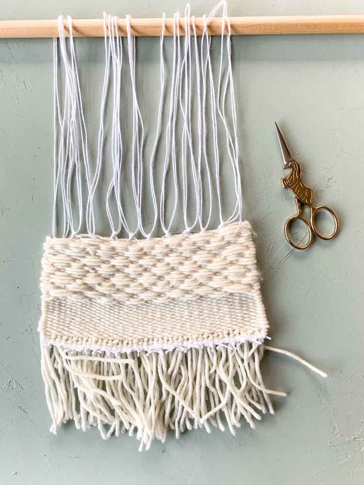 hoe haal je je weefproject van het weefraam hoe haal je je weefproject van het weefraam