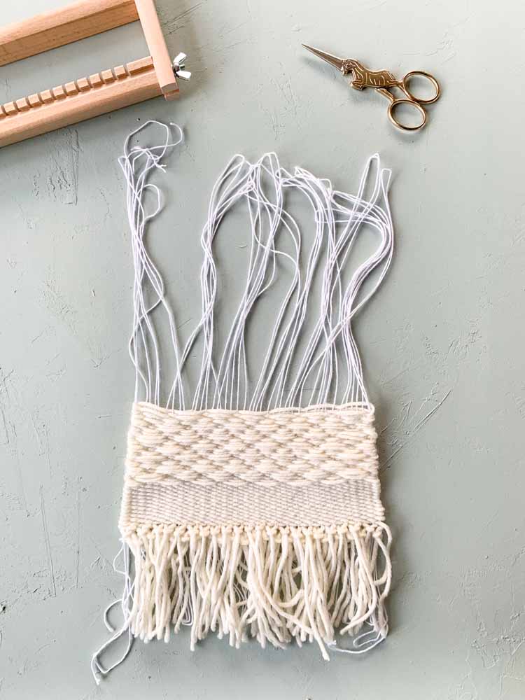 hoe haal je je weefproject van het weefraam hoe haal je je weefproject van het weefraam