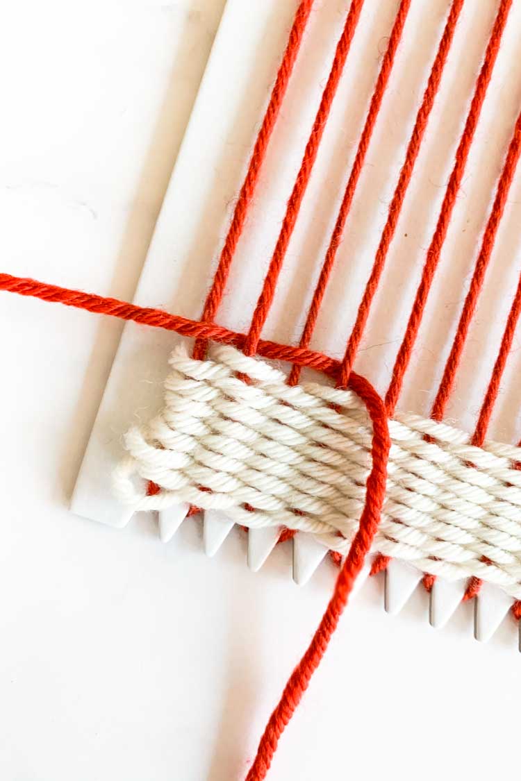 hoe je een nieuwe kleur aanhecht op je kartonnen weefraam