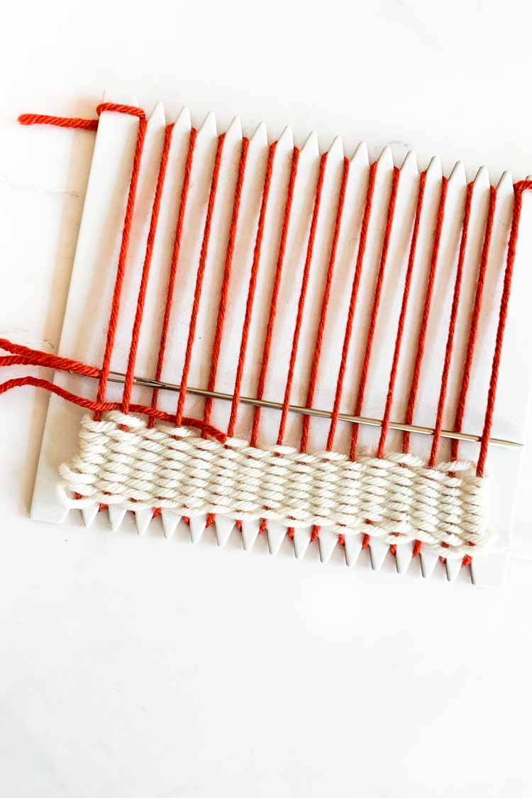 hoe je een nieuwe kleur aanhecht op je kartonnen weefraam