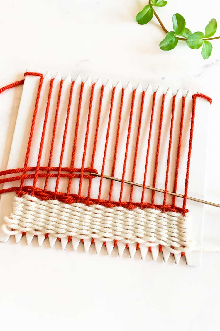 hoe je een nieuwe kleur aanhecht op je kartonnen weefraam