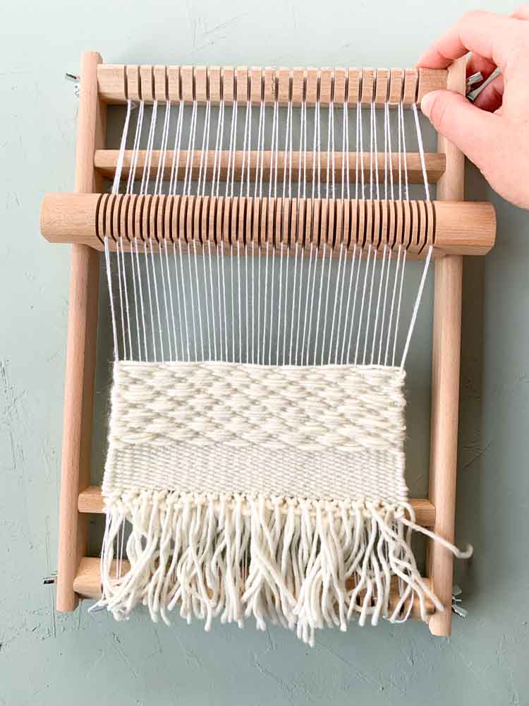 Hoe haal je je weefproject van het weefraam? Hoe haal je je weefproject van het weefraam?