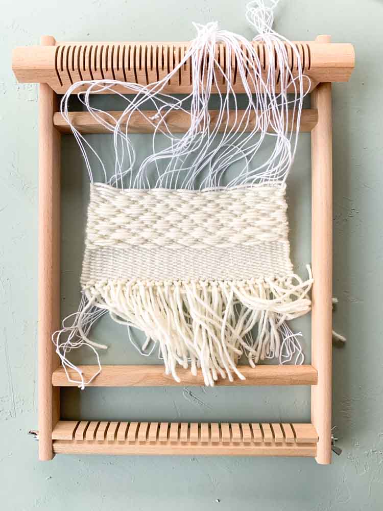 hoe haal je je weefproject van het weefraam hoe haal je je weefproject van het weefraam