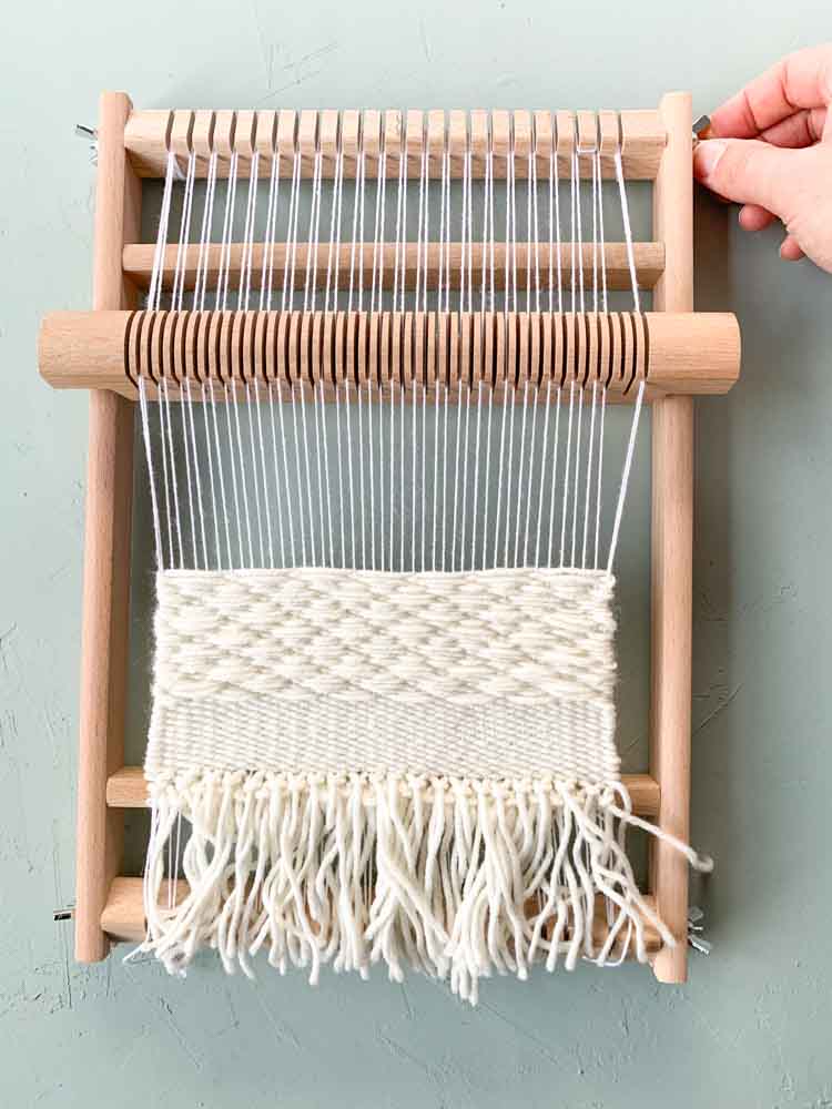 hoe haal je je weefproject van het weefraam hoe haal je je weefproject van het weefraam