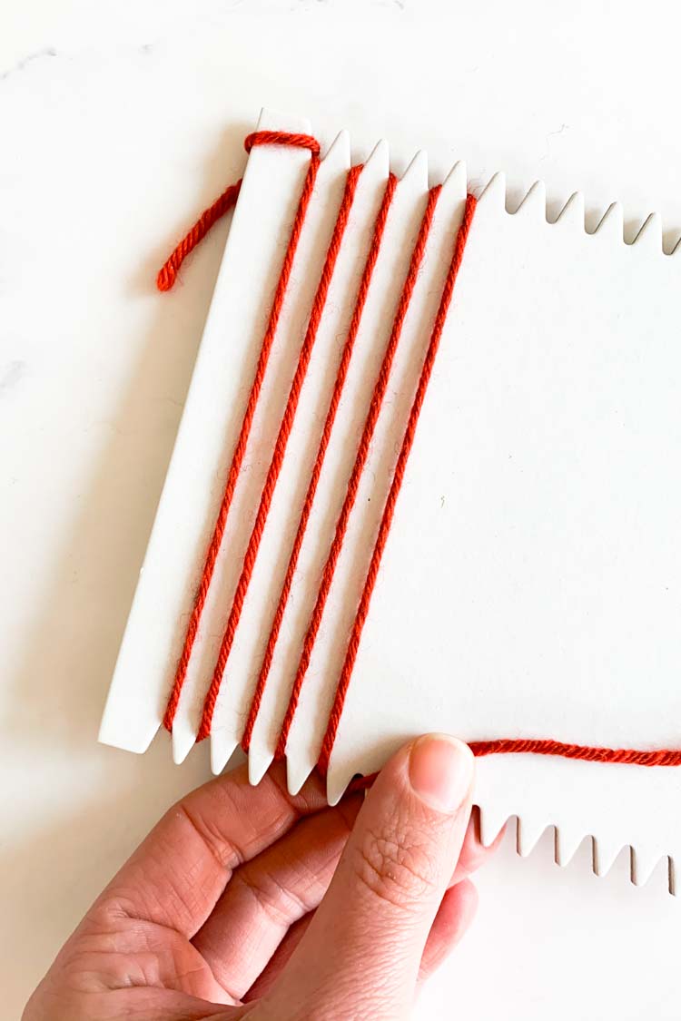 hoe je weeft op een kartonnen weefraam