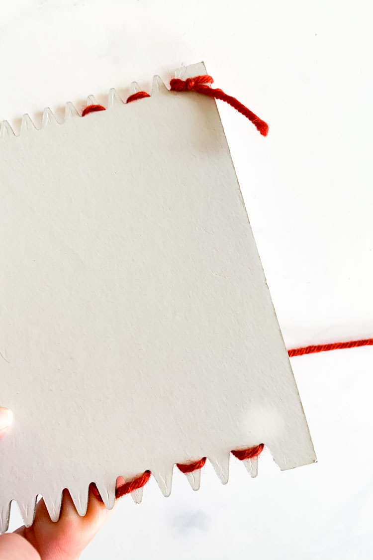 hoe je weeft op een kartonnen weefraam