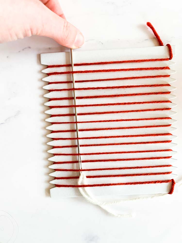 hoe je weeft op een kartonnen weefraam stap voor stap