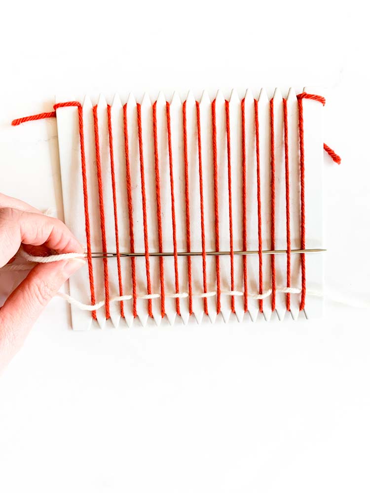 hoe je weeft op een kartonnen weefraam stap voor stap