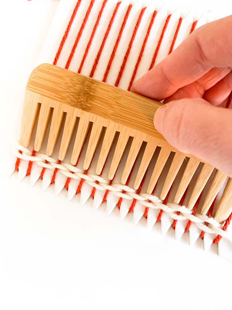 hoe je weeft op een kartonnen weefraam stap voor stap