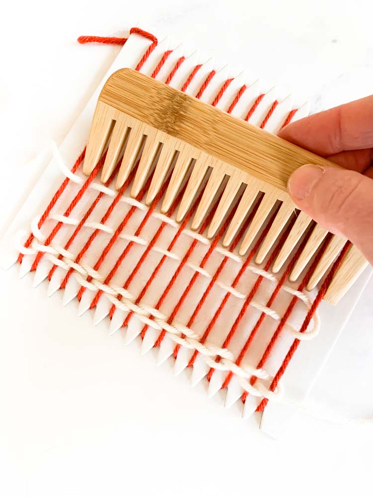 hoe je weeft op een kartonnen weefraam stap voor stap