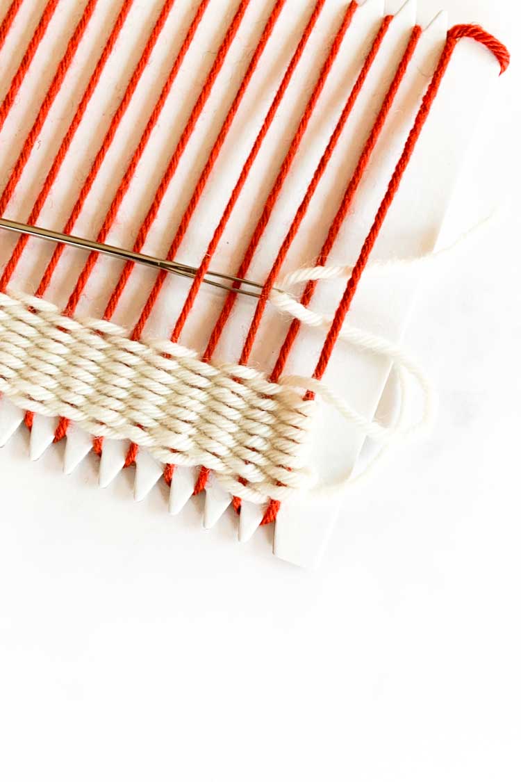 hoe je weeft op een kartonnen weefraam stap voor stap