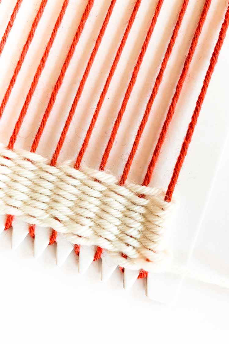 hoe je weeft op een kartonnen weefraam stap voor stap