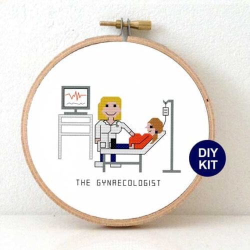 vrouw gynaecoloog kruissteek borduurpakket