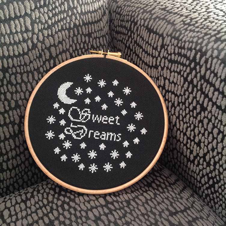 'Sweet Dreams' Glow in the dark kruissteek borduurpakket - Afbeelding 2